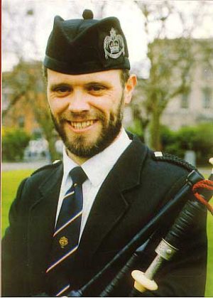 picture of mackay bagpipe player